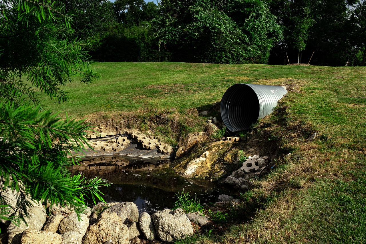 découvrez tout sur le drainage : ses techniques, ses avantages pour la santé des sols et l'efficacité des installations. apprenez comment un bon drainage peut prévenir les problèmes d'humidité et optimiser la gestion de l'eau dans votre jardin ou votre aménagement paysager.