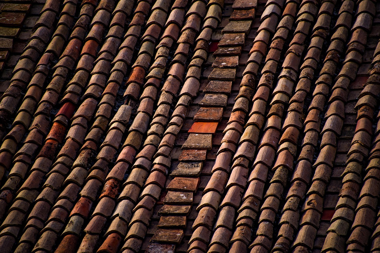 découvrez nos services de couverture de toit professionnels, alliant qualité et expertise pour protéger votre maison. profitez de solutions adaptées à vos besoins en rénovation, réparation et construction de toitures.