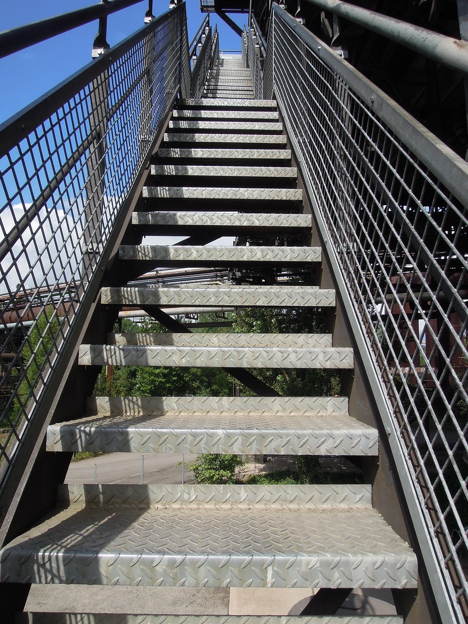 découvrez nos escaliers en métal, alliant design moderne, robustesse et sécurité pour sublimer votre intérieur ou extérieur. personnalisation sur mesure et finitions haut de gamme pour tous vos projets d’aménagement.