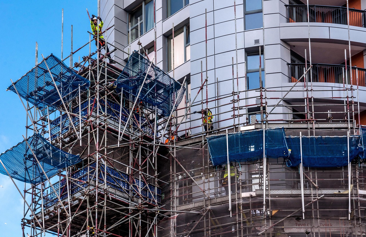 découvrez tout sur le scaffolding : définition, utilité, normes de sécurité et conseils pour choisir ou utiliser un échafaudage adapté à vos chantiers de construction ou de rénovation.