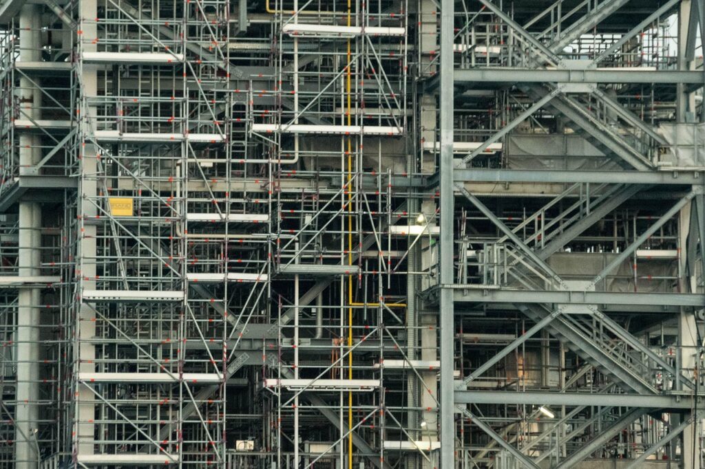 découvrez tout ce qu’il faut savoir sur le scaffolding : définition, utilisation, avantages et conseils pour bien choisir votre échafaudage adapté à vos travaux en toute sécurité.