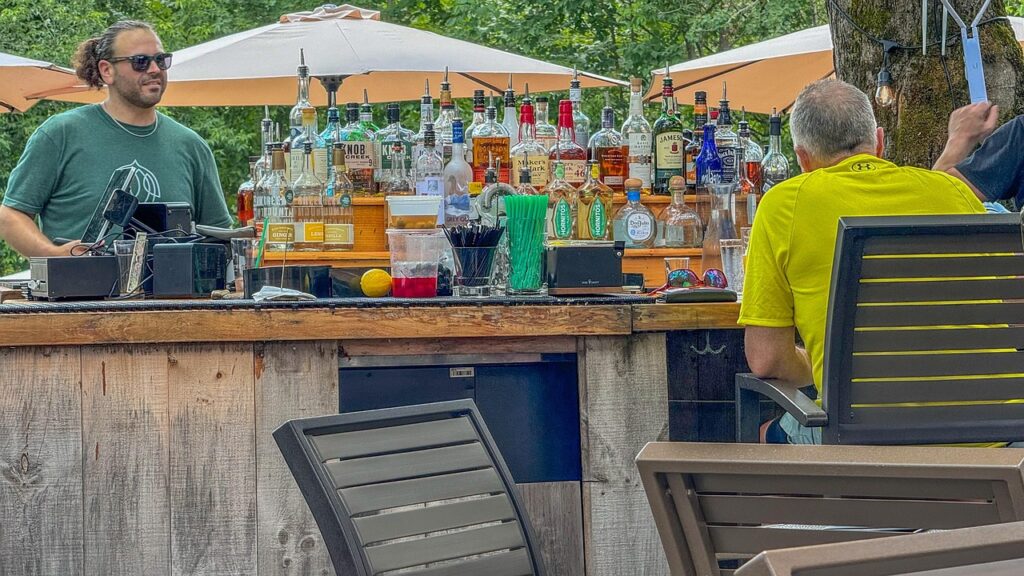 découvrez notre bar extérieur, l'endroit idéal pour savourer des boissons rafraîchissantes en plein air dans une ambiance conviviale et détendue.