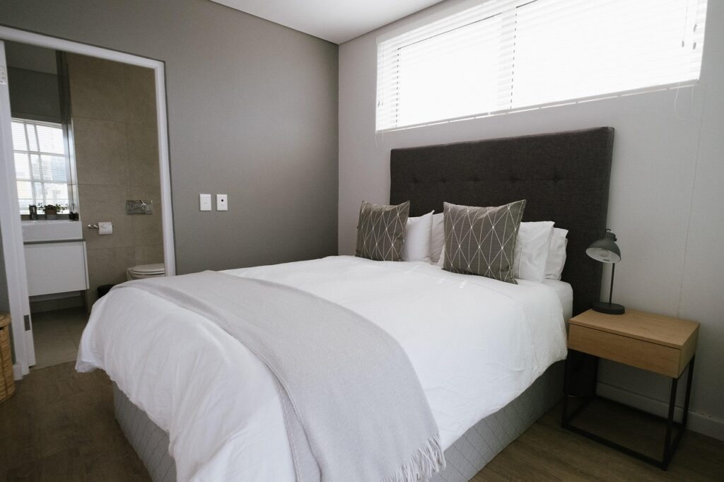 optimisez l'espace de votre petite chambre avec des astuces pratiques et design pour un intérieur fonctionnel et agréable.