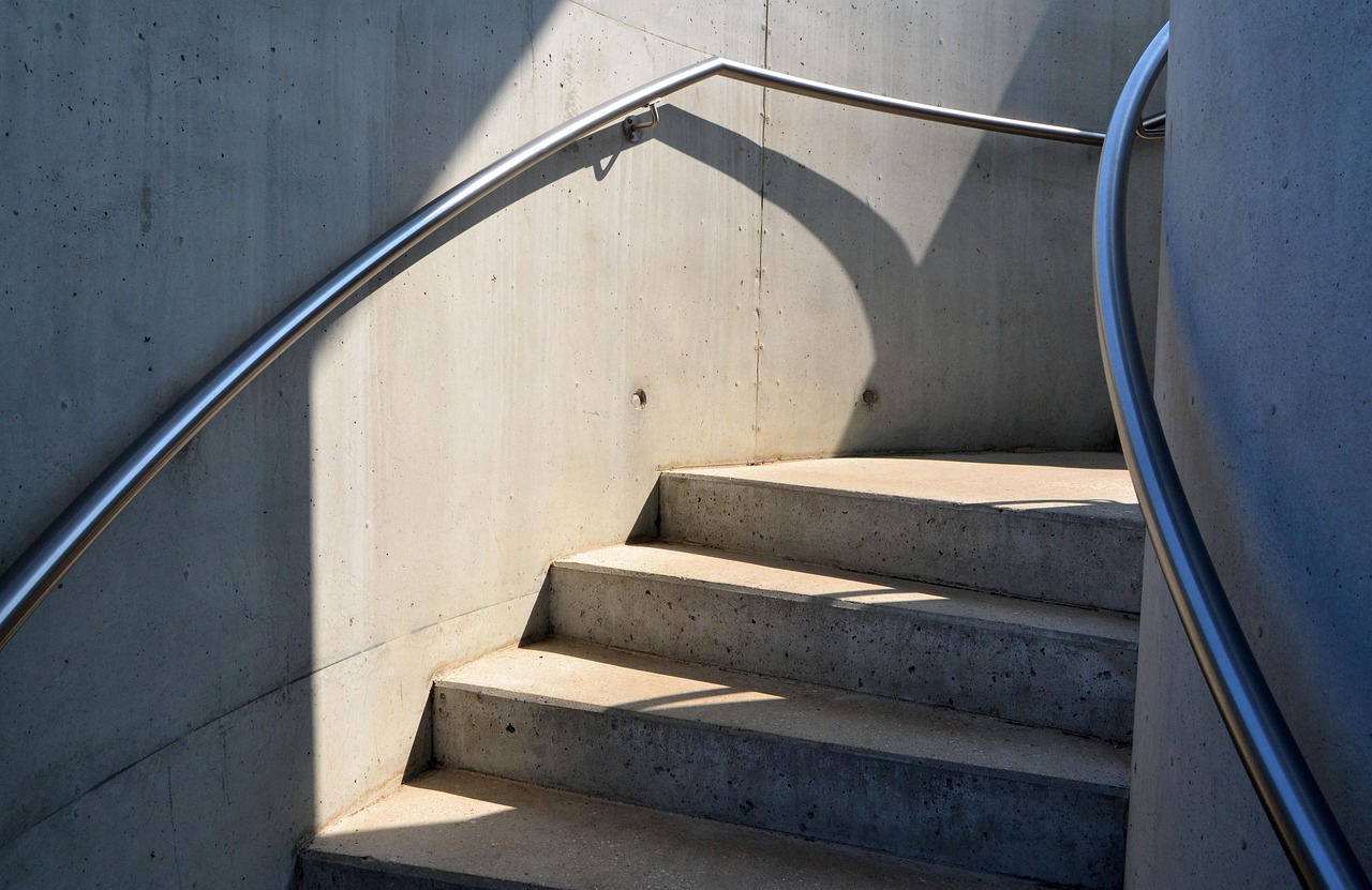 découvrez comment mesurer un escalier tournant : relevez les dimensions, la hauteur, la largeur et le rayon de courbure pour préparer votre projet.